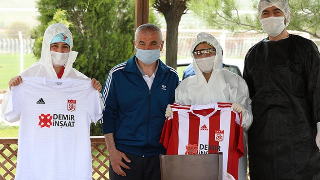 Demir Grup Sivasspor'da teknik ekip, futbolcu ve Kulüp çalışanlarına Koronavirüs (Kovid-19) testi yapıldı.