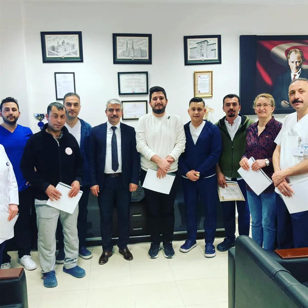 Kahramanmaraş-Elbistan ADSM'de gönüllü olarak görev yapan personellerimize göstermiş oldukları özverili çalışmalarından dolayı Hastane Yönetimimiz tarafından teşekkür belgesi takdim edilmiştir.